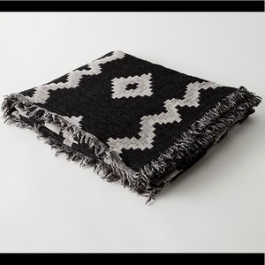 Aritizia Wilfred Diamond Mosaic Blanket Scarf